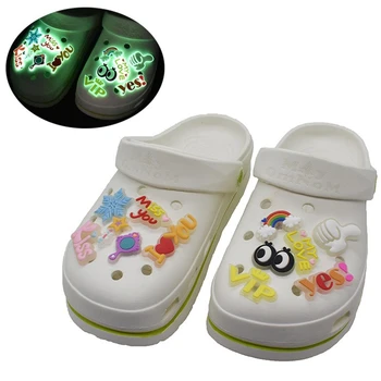 1 Adet Aydınlık Croc Takılar Aksesuarları Moda Yumuşak PVC ayakkabı tokası Floresan Ayakkabı aksesuarları Çocuklar Karikatür takılar tasarım