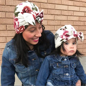 2 Adet Yenidoğan Bebek Bebek Kız Erkek ve Anne Türban Şapka Yaylar Çiçek Başkanı Wrap Leopar Hindistan Şapka pamuklu kasket Ebeveyn-çocuk kıyafeti Bere