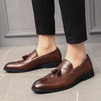 2023 Loafer'lar erkek ayakkabısı Klasik İş Rahat Düğün Parti Günlük Retro Yuvarlak Ayak Püskül Faux Süet Düz Renk Elbise Ayakkabı