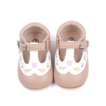 BeQeuewll Bebek Kız Ayakkabı Yumuşak Taban PU Deri Nakış Çiçekler Flats kaymaz bebek ayakkabısı Vintage Zarif deri ayakkabı