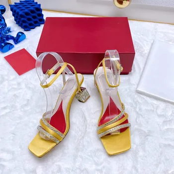 Elmas Kare Şekilli topuklu sandalet 2023 Yaz İpek Kare Ayak Yan İçi Boş Ayak Bileği Toka Kayış Seksi Moda yüksek Topuk ayakkabı Kadın