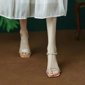 Kadın ayakkabısı 2023 Yaz Moda Taklidi Sandalet Kristal Blok Topuk Kare Ayak Pompaları Bayanlar Düğün Ayakkabı Toka Askı