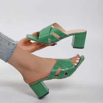 Kadın Sandalet 2023 Yaz moda terlikler Hafif Rahat Sandalet Yeni Çapraz Ekose Sığ Topuk kadın tek ayakkabı