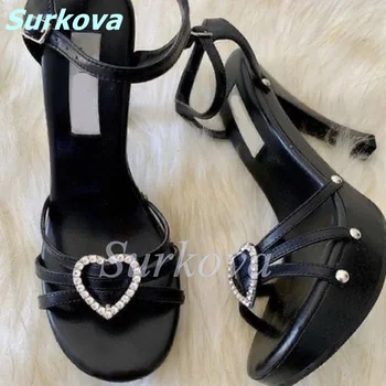 Kalp Şeklinde Pin Toka Topuklu Platformu Perçin Ince yüksek topuklu sandalet Yeni Moda Seksi Yaz Kadın Ayakkabı Siyah Günlük Stilettos