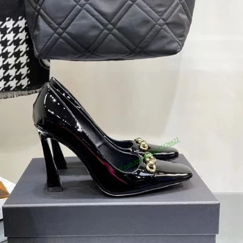Patent deri yüksek topuklu kadın stiletto 2023 yeni siyah kare ayak tek ayakkabı mizaç bayanlar tüm maç ayakkabı