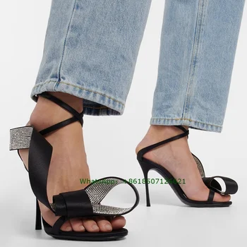 Yeni Açık Parmaklı Saten Çapraz Toka Taklidi Sandalet Kadınsı Yuvarlak Ayak Stiletto Yüksek Topuklu Kadınlar İçin