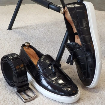 Yeni erkek vulkanize Ayakkabı Slip-On Katı Bahar Sonbahar Püskül Beyaz Sneakers Erkekler Boyutu 38-47 Ücretsiz Kargo Erkekler rahat ayakkabılar